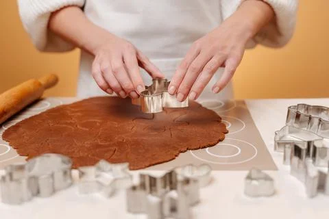 The chef is cutting gingerbread from the dough. Foto stock