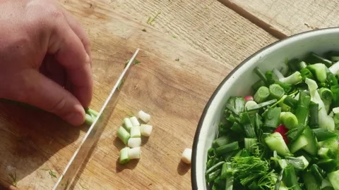 Chef cutting leek on cutting board for salad Vidéo 195397028
