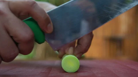 Chef cutting leek slice Vidéo 68983589