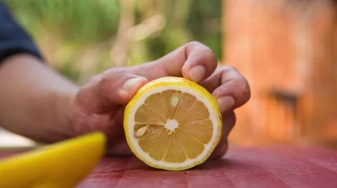 Chef cutting lemon slice Vidéo 68982531