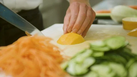 Chef cutting mango Vídeos de archivo 104664224