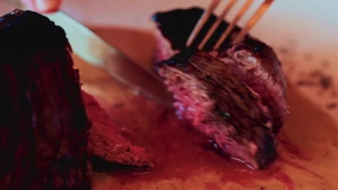 Chef cutting medium rare steak on white plate for elegant dining experience. Vidéo 335213622