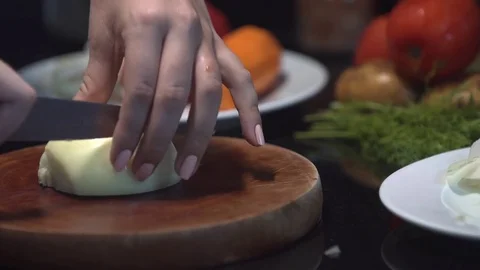 Chef cutting up an onion with a knife 動画素材 82592778