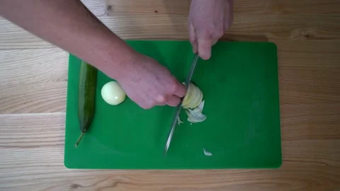 Chef cutting  onion with a knife Vídeos de archivo 147437725