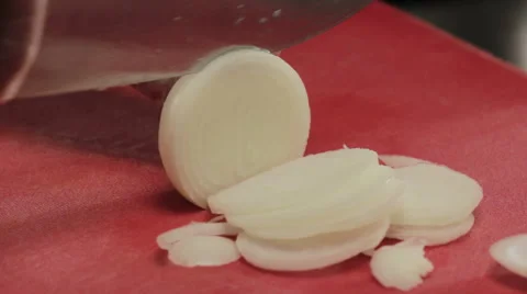 Chef cutting onion into rings, close up Vidéo 66062016