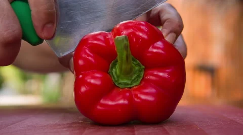 Chef cutting paprika Vidéo 68982737