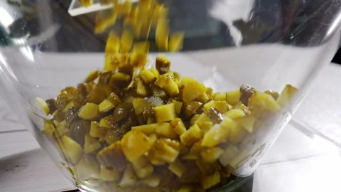 Chef cutting pickled cucumbers on glass cutting board Vidéo 291679755