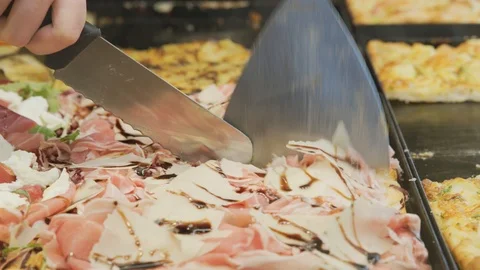 Chef Cutting Pizza Close Up Видео 97747043