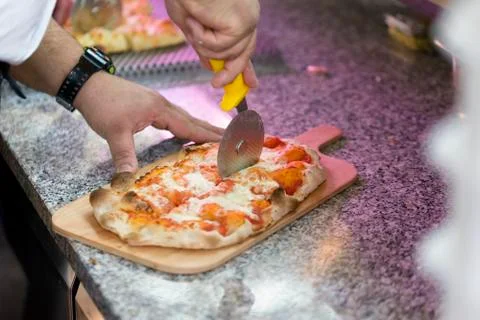 Chef cutting pizza Fotos Stock