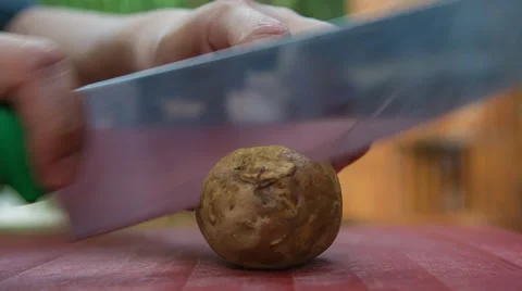 Chef cutting potato slice Vidéo 68983687