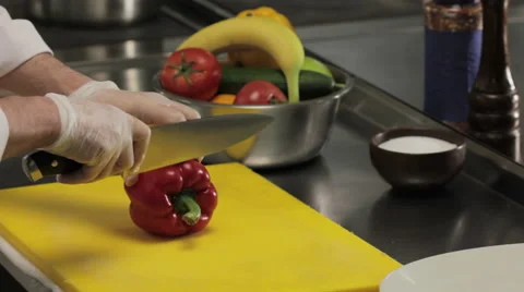Chef cutting red bell pepper, close up 库存影片 66073172