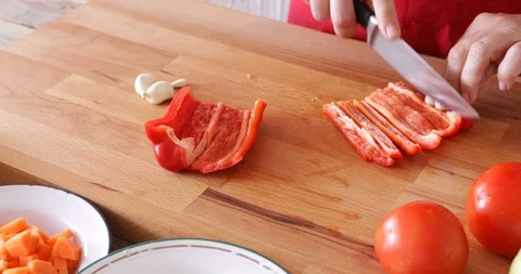 Chef cutting red bell pepper, close-up Vídeo Stock 111892458