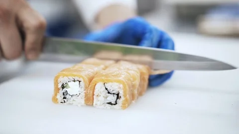 Chef cutting sushi in a restaurant 스톡 동영상 90562993