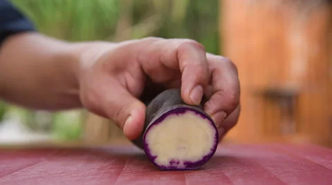 Chef cutting sweet potato slice 스톡 동영상 68983487