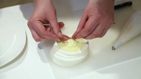 Chef decorate dessert grapes Видео 59356124