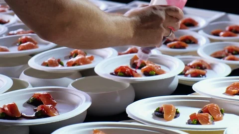 Chef decorates fish in a restaurant Vidéo 121750706