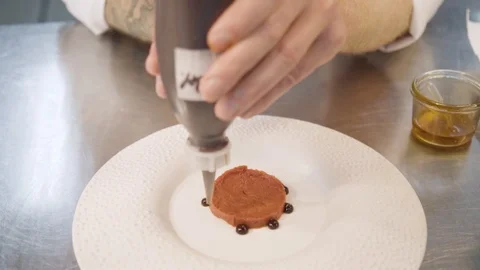 Chef decorates plate Vídeos de archivo 104663940