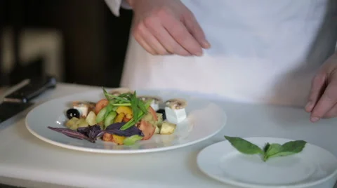 The chef decorates the salad Видео 63109488