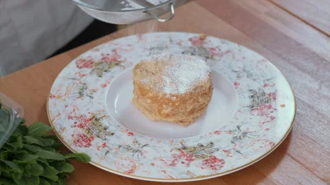 Chef decorating honey cake with powdered sugar 스톡 동영상 146460344