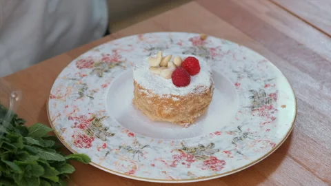 Chef decorating honey cake with raspberry and cashew 스톡 동영상 146377146