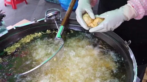 Chef Deep Frying Crispy Batter Fried Chicken in Hot Boiling Oil Stock-Footage 343027941