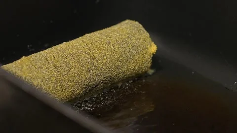 The chef deftly wraps a sushi roll in a sheet of seaweed Vidéo 289613755