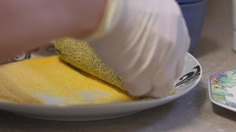 The chef deftly wraps a sushi roll in a sheet of seaweed Vidéo 289613771