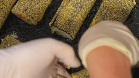 The chef deftly wraps a sushi roll in a sheet of seaweed Vidéo 289613786