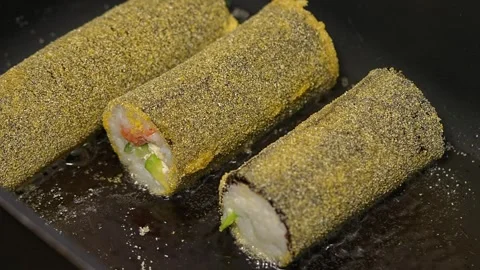 The chef deftly wraps a sushi roll in a sheet of seaweed Vidéo 289613801
