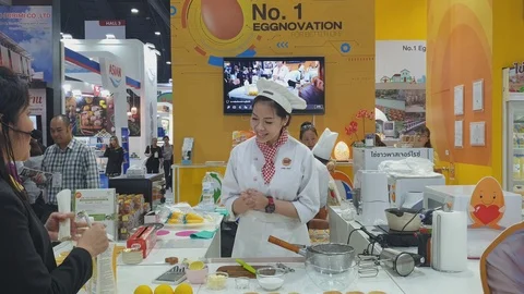 Chef is demonstrating cooking Stock-Footage 111374056