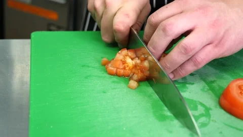 Chef dicing a tomato in a kitchen's restaurant 库存影片 203897064