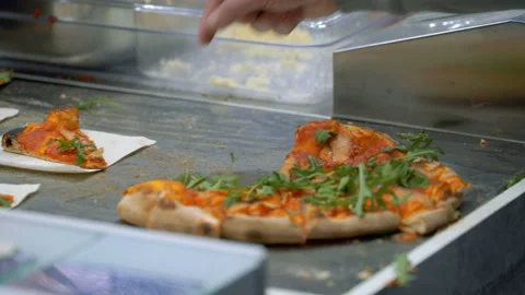 A chef distributes pizza samples to visitors Vídeo Stock 127805789