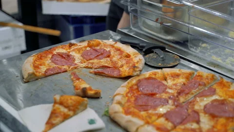 A chef distributes pizza samples to visitors Vídeo Stock 127806723