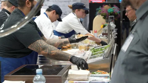 A chef distributes pizza samples to visitors Vídeo Stock 127808623