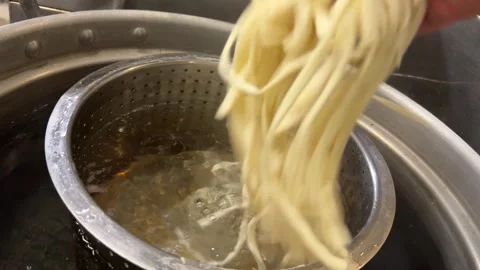 Chef Dropping Handmade Sanuki Udon Noodles Into Boiling Water At Izakaya Japan 動画素材 345413040