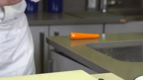 Chef drying vegetables with kitchen paper, close up 库存影片 138109379