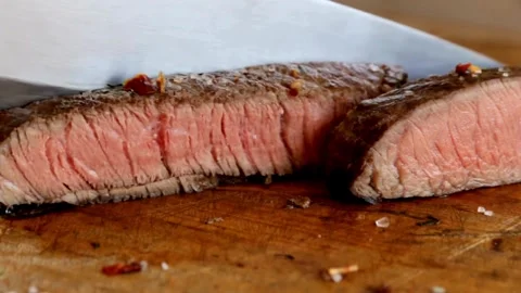 Chef expertly slicing a steak to create a tender, melt in your mouth cut. 4k 库存影片 336581536