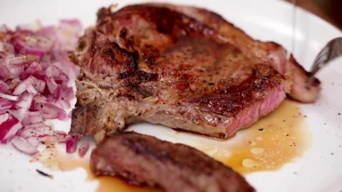 Chef expertly slicing a steak to create a tender, melt in your mouth cut. 4k 库存影片 336581727