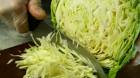 Chef finely chop fresh young cabbage with kitchen knife. Vídeo Stock 132023971