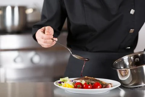 Chef finishing your plate Stockfoto's