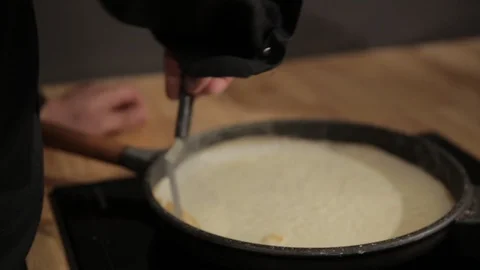 Chef flipping a Crepe 動画素材 85860180