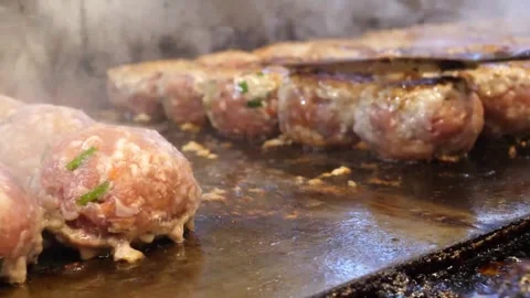 Chef Flipping Meatballs on Flat Top Grill in Commercial Kitchen Vídeo Stock 343587217
