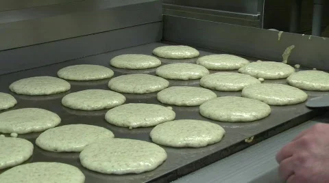 Chef flipping pancakes 動画素材 851694
