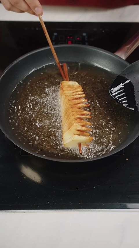 Chef Flipping Potato Chips on frying pan Stockbeeldmateriaal 280351106