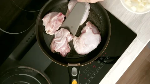 Chef flips frying chicken Stock-Footage 165501905