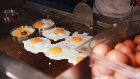 Chef frying egg on the pan Stock-Footage 91644536