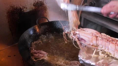Chef Frying Large Mantis Shrimp in Wok Pan, Close-Up Vídeos de archivo 344219069