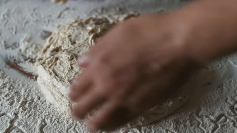 The chef gently shapes the dough Vídeos de archivo 119104402