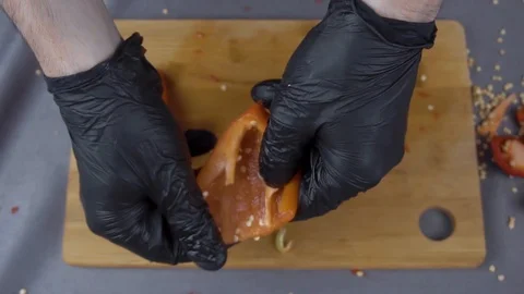 Chef in gloves cuts bell pepper Vídeo Stock 116505065