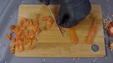 Chef in gloves cuts bell pepper Vidéo 116505091